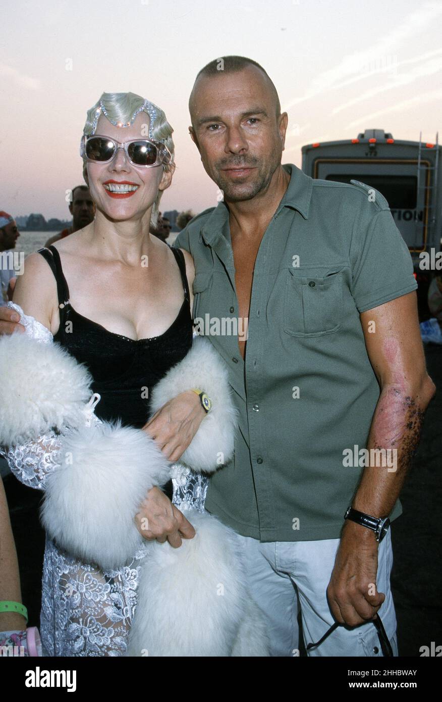 **PHOTO DE FICHIER** Thierry Mugler est décédé.Susanne Bartsch et Thierry Mugler à l'occasion du festival annuel Wigstock '98 13th au Pier 54, dans le West Village de New York, le 6 septembre 1998.Crédit photo : Henry McGee/MediaPunch Banque D'Images