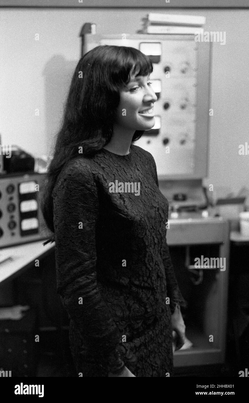 Buffy Sainte-Marie dans un studio d'enregistrement à New York, 1964 Banque D'Images