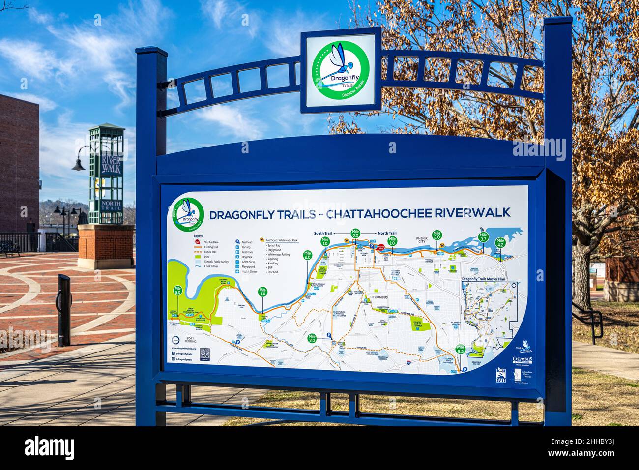 Signalisation pour Dragonfly Trails et le Chattahoochee Riverwalk au pont piétonnier de 14th Street le long de la rivière Chattahoochee à Columbus, en Géorgie. Banque D'Images