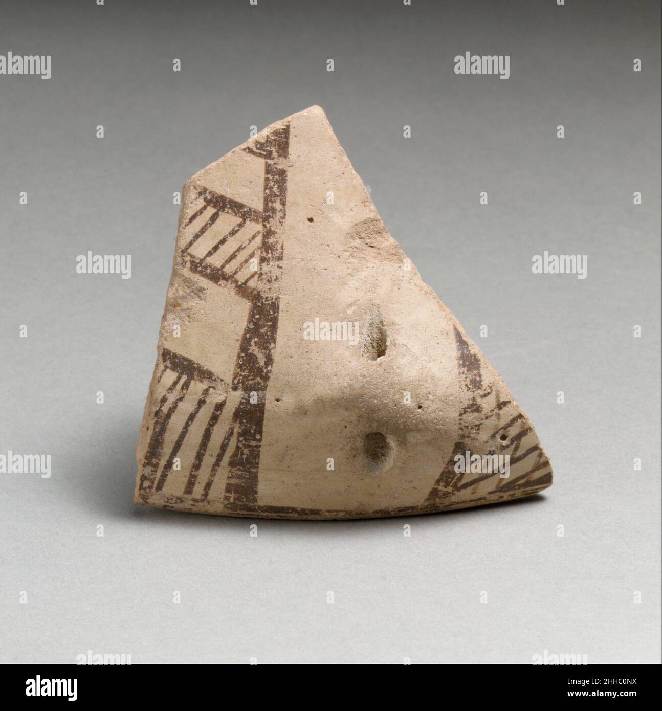 Fragment de vase ca.4000–3000 C.-B. Néolithique, thessalie.Vase fragment 253226 Néolithique, Thessalie, vase fragment, ca.4000?3000 C.-B., terre cuite, longueur 2 13/16in.(7,1cm).Metropolitan Museum of Art, New York.Cadeau anonyme, 1930 (30.119.21) Banque D'Images