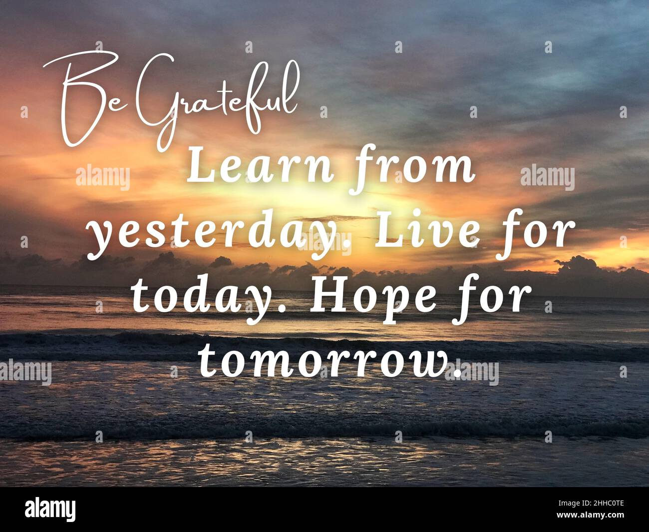 Citation Motivante Et Inspirante Apprenez D Hier Vivez Pour Aujourd Hui Esperez Pour Demain Avec Plage Et Coucher De Soleil Concept De Motivation Photo Stock Alamy