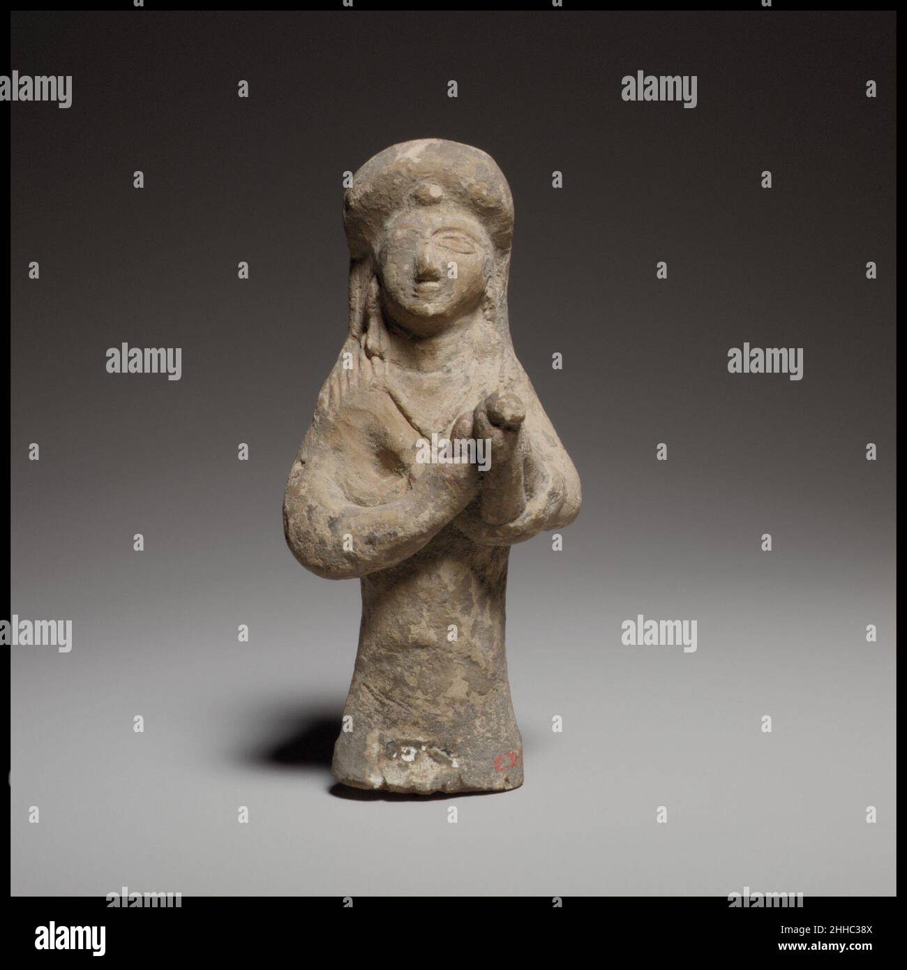 Joueur de lyre féminin debout ca.600–480 C.-B. Cypriote la figurine est faite de moisissure et solide.Il a peut-être été coupé dans la partie inférieure du corps.Ses bras, qui ont été ajoutés à la main, se courber vers l'avant pour tenir une lyre, dont seule la partie inférieure est préservée.Joueuse de lyre debout 241248 Banque D'Images