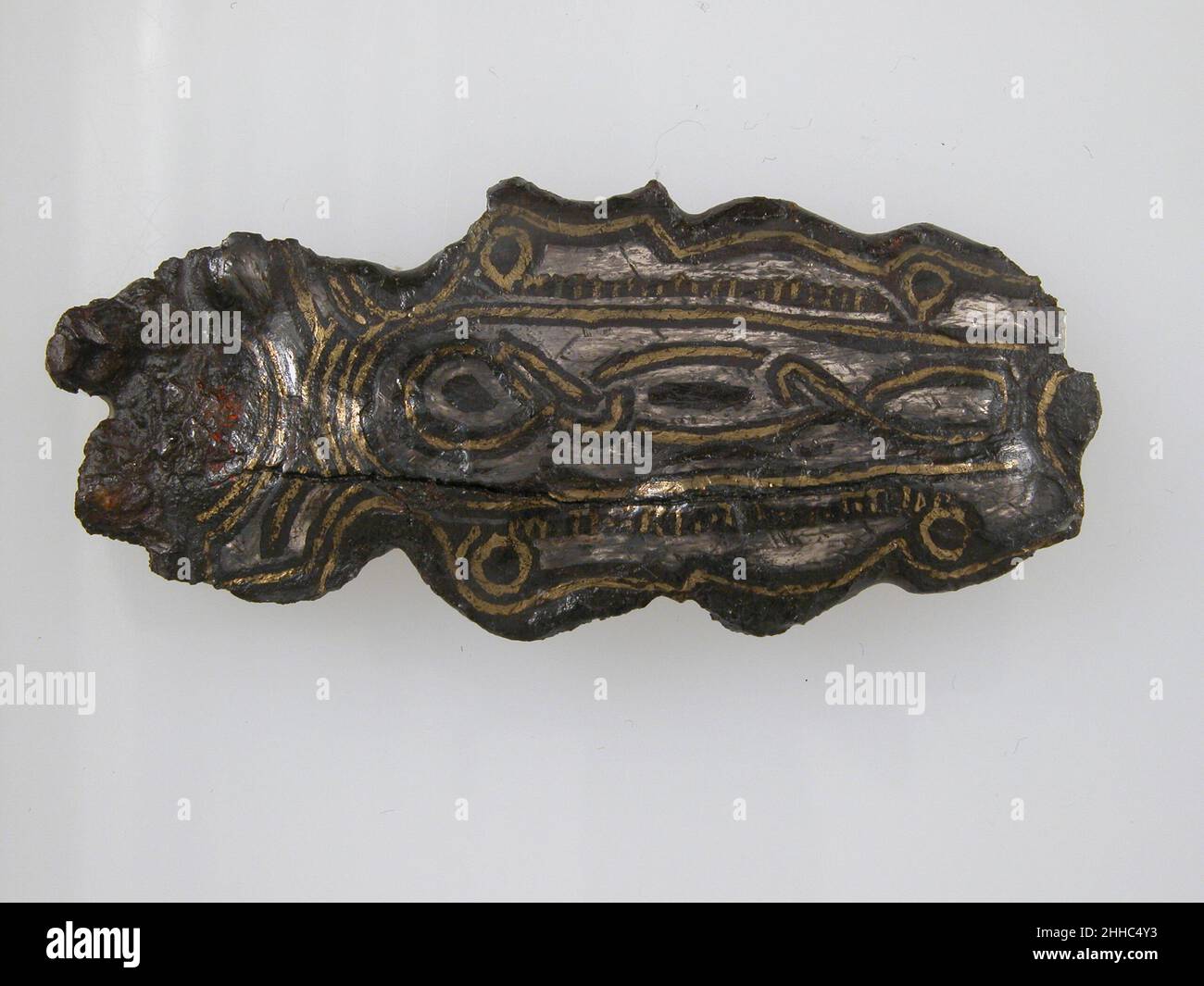 Fragment de plaque de courroie 500–700 Frankish.Fragment de plaque de courroie 464806 frankish, fragment de plaque de courroie, 500?700, incrustation en fer, argent et laiton, total : 2 7/8 x 1 1/4 x 3/16 po.(7,3 x 3,2 x 0,5 cm).Metropolitan Museum of Art, New York.Don de J. Pierpont Morgan, 1917 (17.191.117) Banque D'Images