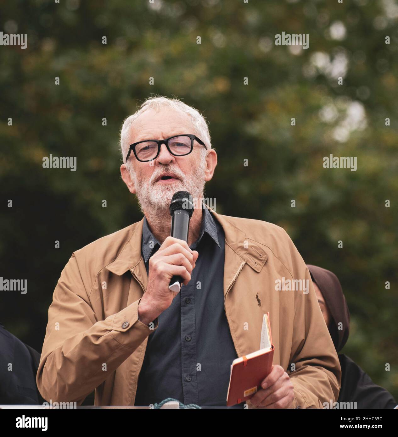 Jeremy Corbyn, ancien leader travailliste, s'exprime lors de la manifestation Stop the Liverpool Arms Fair le 11th 2021 septembre Banque D'Images