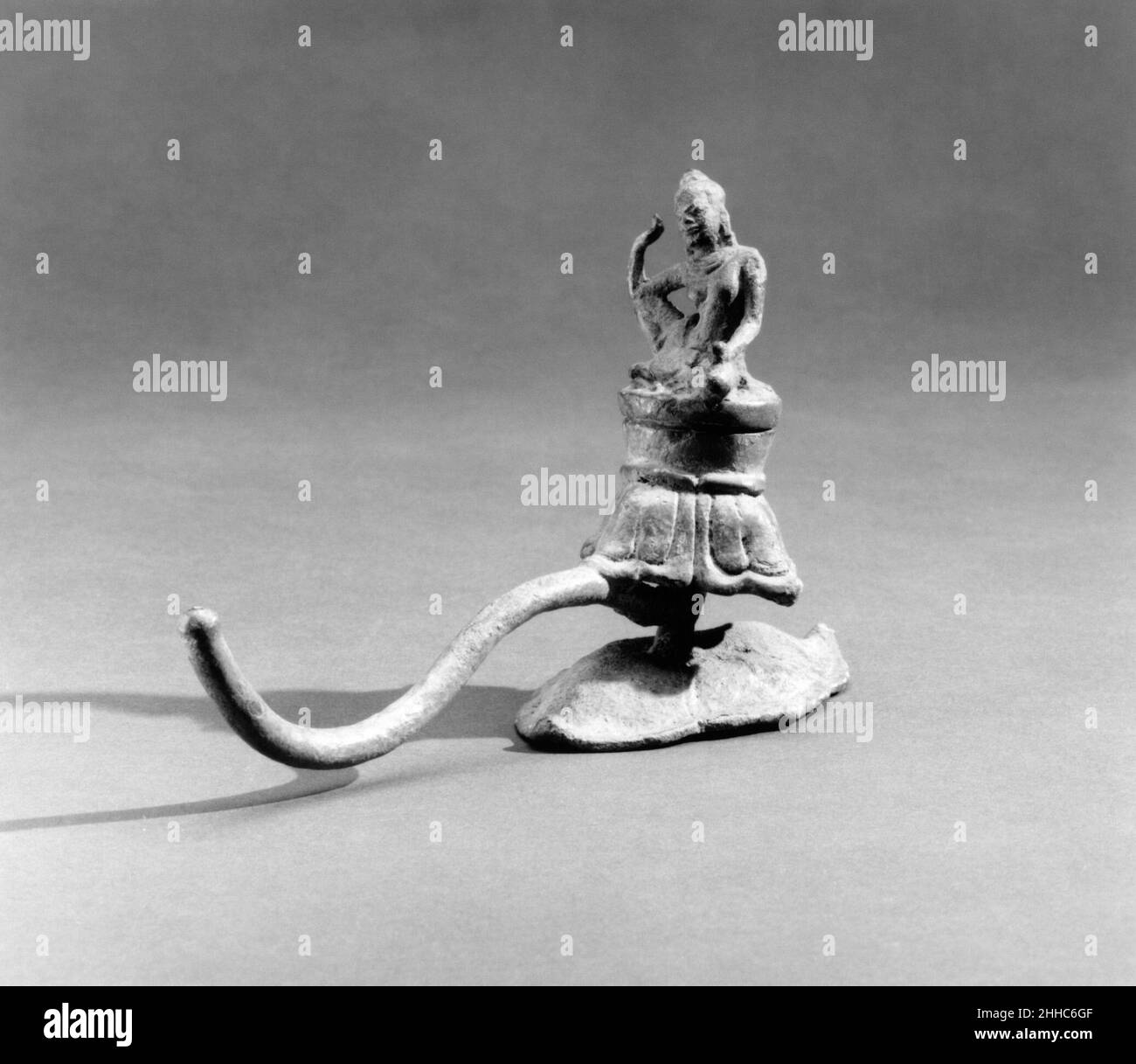 Conteneur sous la forme d'un Lotus surmonté par une figure féminine environ la première moitié du 12th siècle Thaïlande (ou Cambodge?).Conteneur sous la forme d'un Lotus surmonté par une femelle Figure 39182 Banque D'Images Conteneur sous la forme d'un Lotus surmonté par une figure féminine environ la première moitié du 12th siècle Thaïlande (ou Cambodge?).Conteneur sous la forme d'un Lotus surmonté par une femelle Figure 39182 Banque D'Images