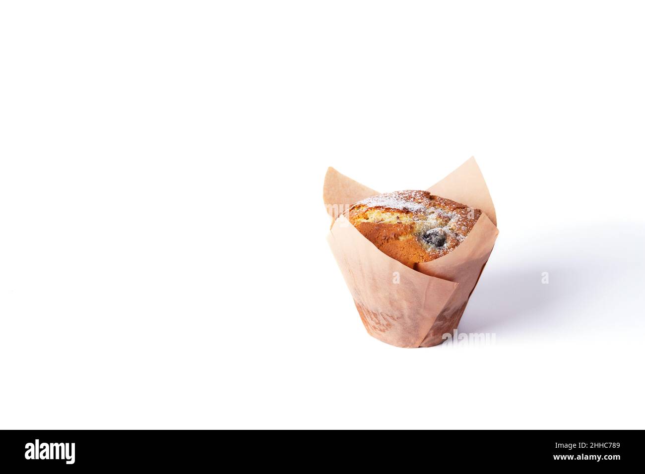 Photo d'un muffin isolé au chocolat et aux baies sans papier.Vue avant. Banque D'Images