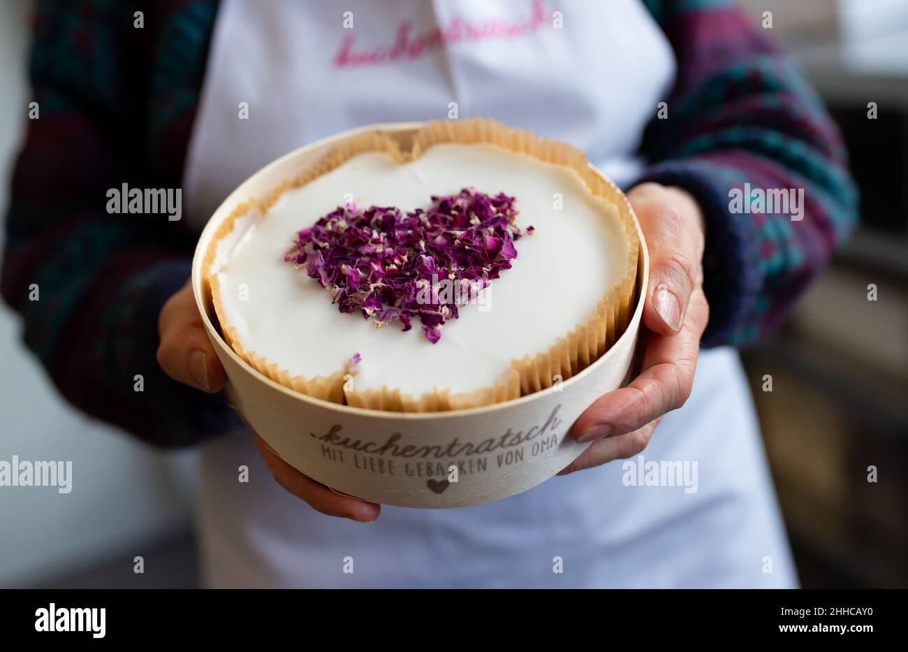 Munich, Allemagne.19th janvier 2022.Margit tient un gâteau dans la boulangerie de la start-up Kuchentratsch.Au démarrage social de Kuchentratsch, les grands-parents et les grands-pas cuisent des gâteaux et des tartes selon des recettes anciennes et peuvent faire de nouvelles connaissances.(À dpa « la lutte contre la pandémie : les start-ups sociales montrent la résilience ») Credit: Sven Hoppe/dpa/Alamy Live News Banque D'Images