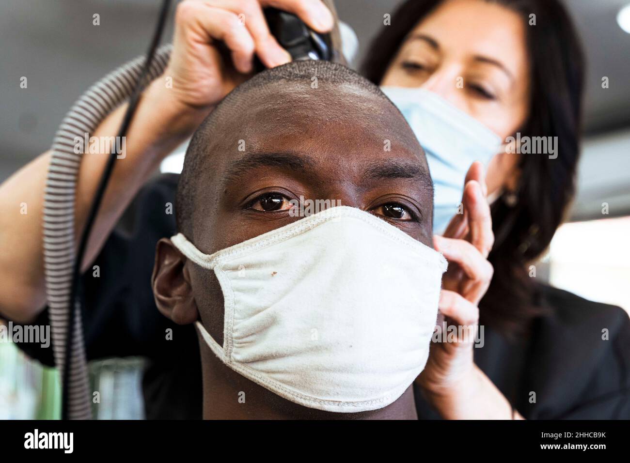 San Diego, Californie, États-Unis.12th janvier 2022.Le recrutement du corps des Marines des États-Unis Bernard Vining, une recrue de l'Echo Company, 2nd Recruit Training Battalion, obtient sa coupe hebdomadaire sur le corps des Marines Recruit Depot San Diego, le 12 janvier 2022.Les recrues reçoivent des coupes de cheveux pour maintenir l'uniformité tout au long de la formation des recrues.Vining a été recruté à partir de Chicago, dans l'Illinois, à Recruiting Station North Center.Crédit : U.S. Marines/ZUMA Press Wire Service/ZUMAPRESS.com/Alamy Live News Banque D'Images