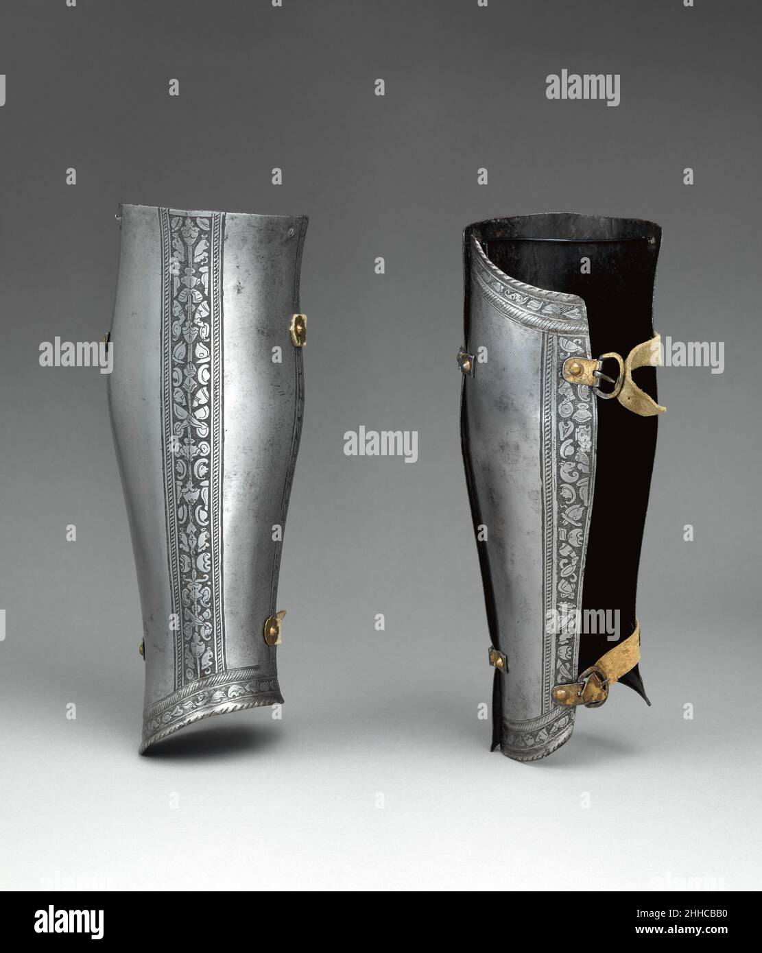 Paire de Greaves (défenses de la jambe inférieure) env.1550 à 1575 Italien cette paire de greaves (défenses de la jambe inférieure) fait partie d'une armure exceptionnellement grande (suivant n°27.159.1) de l'armurerie de la famille dos Aguas à Valence, Espagne.La garniture contient des pièces pour la bataille et pour l'inclinaison dans les modes italien et allemand.L'inclinaison a été un tournoi mené à cheval entre deux adversaires armés de lances et séparés par une barrière longitudinale. L'armure telle que montée est équipée d'un casque et de vamorthodontes (défenses de bras) pour le tournoi.Le buffle (défense du menton), deuxième pectoral Banque D'Images
