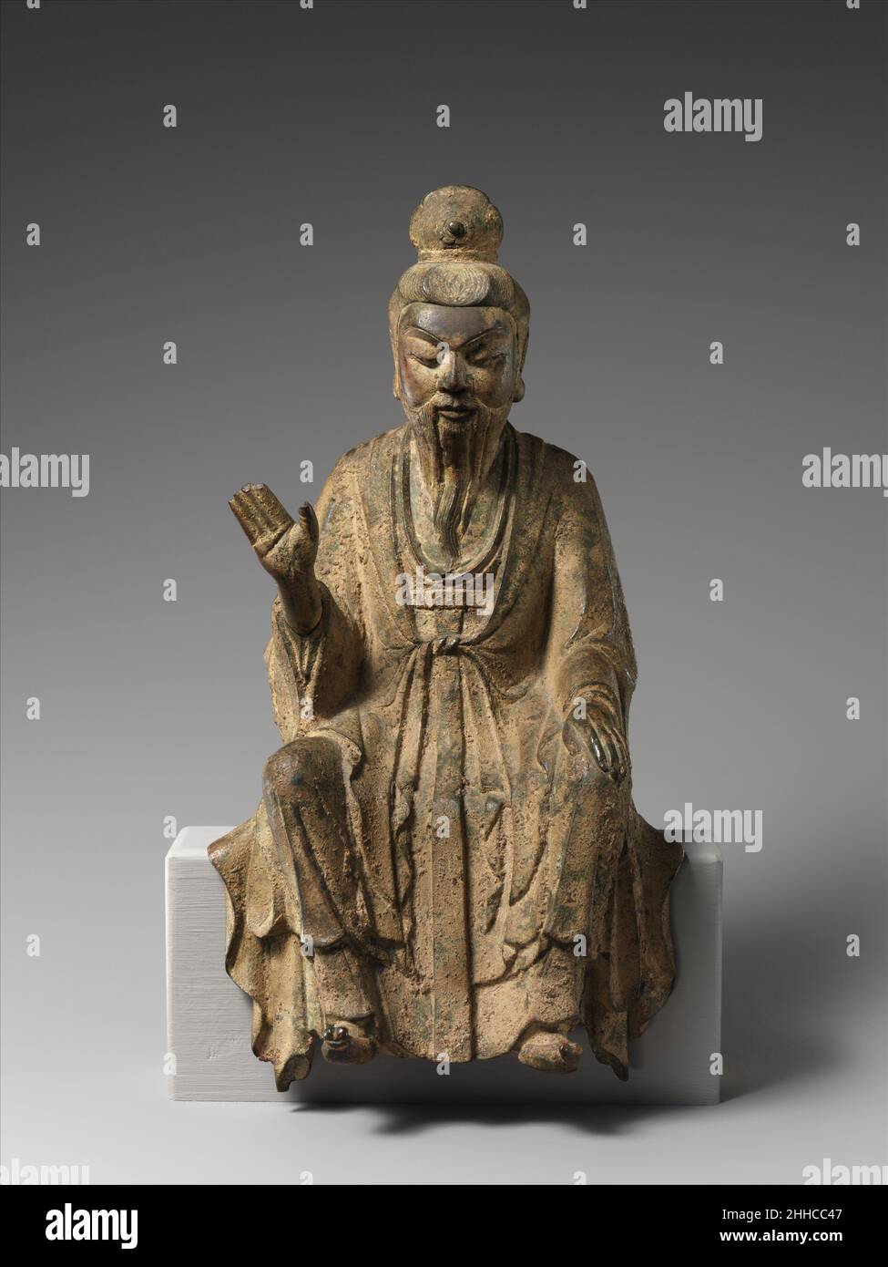 Daoïste Immortel, probablement Laozi (??)10th Century China cette sculpture incarne la fusion de l'imagerie religieuse et laïque dans la sculpture bouddhiste chinoise.Avec sa tête rasée et ses lobes oblongs, la figure ressemble à un luohan (l'un des disciples indiens du Bouddha), mais ses traits faciaux raffinés, sa posture digne, sa robe à manches longues et ses chaussures pointues, tous des attributs associés aux officiels d'érudit confucianistesIdentifiez-le sans aucun doute comme un moine jeune. La tendance de la sculpture à l'abstraction et à la stylisation – les contours de la tête, du corps et des robes sont transmis à travers Banque D'Images