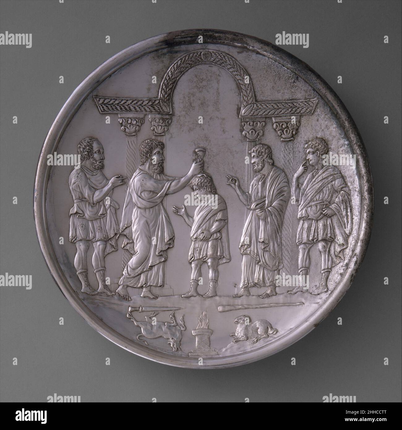 Plaque avec David oint par Samuel 629–630 byzantin en 628–29 l'empereur byzantin Herakleios (r.610–41) a mené avec succès une longue et coûteuse guerre avec la Perse et a retrouvé Jérusalem, l'Égypte et d'autres territoires byzantins.Les timbres d'argent datant de 613–29/30 au dos de ces chefs-d'œuvre placent leur fabrication au règne d'Herakleios.Les figures bibliques sur les plaques portent le costume de la première cour byzantine, suggérant au spectateur que, comme Saül et David, l'empereur byzantin était un dirigeant choisi par Dieu.Les plats élaborés utilisés pour les banquets étaient courants à la fin de l'an romain Banque D'Images