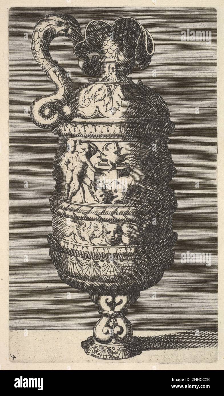 Vase avec une scène sacrificielle 17th siècle originalement par René Boyvin représentation française d'un vase ou d'une éperon.Le vase est caractérisé par une frise avec une scène montrant le putti sacrifiant un taureau.L'imprimé fait partie d'une série de 12 vases, dont la conception est dite par Rosso Fiorentino et Polidoro da Caravaggio, et qui ont été initialement gravées et publiées par René Boyvin.La série actuelle a été publiée pour la première fois par Claes Jansz.Visscher au début du XVIIe siècle et par la suite aussi par Frederik de Wit.Vase avec une scène sacrificielle 397248 Banque D'Images