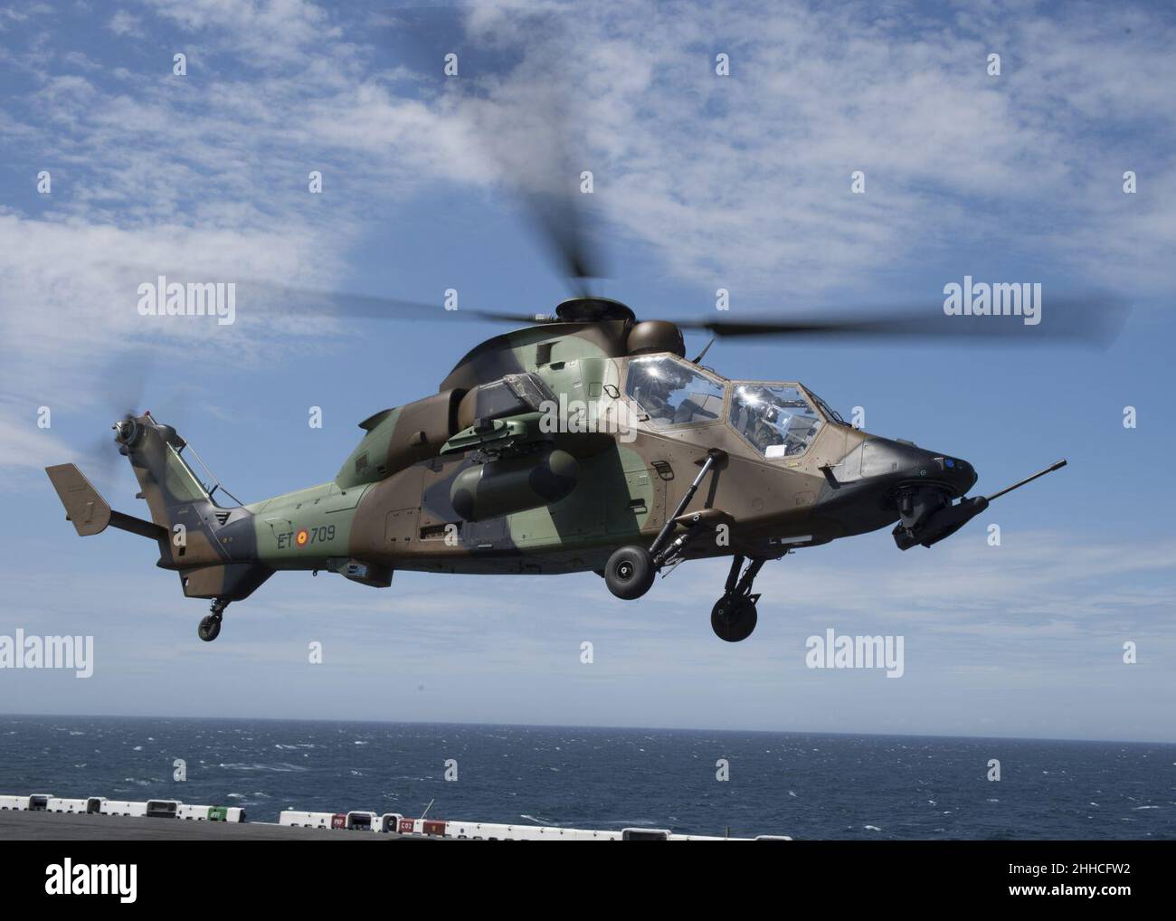 L'Eurocopter EC665 Tigre espagnol prend son entour de l'USS Kearsarge (LHD-3). Banque D'Images