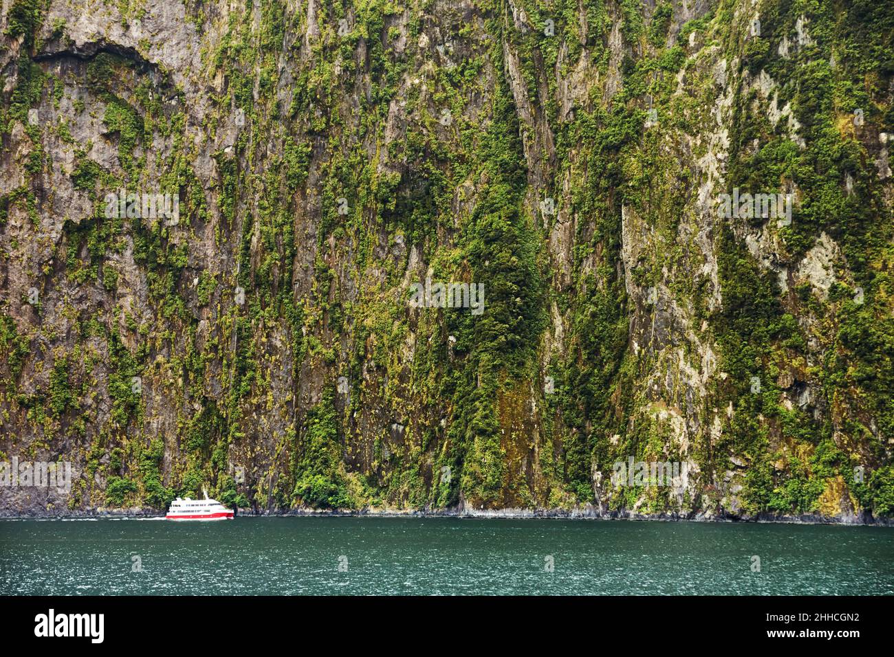 Bateau de croisière dans le fjord Milford Sound, Île du Sud, Nouvelle-Zélande Banque D'Images