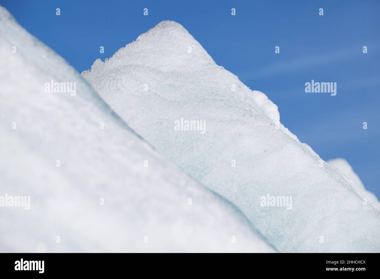 Pyramides de glace en hiver sous ciel bleu.Arrière-plan naturel en hiver. Banque D'Images