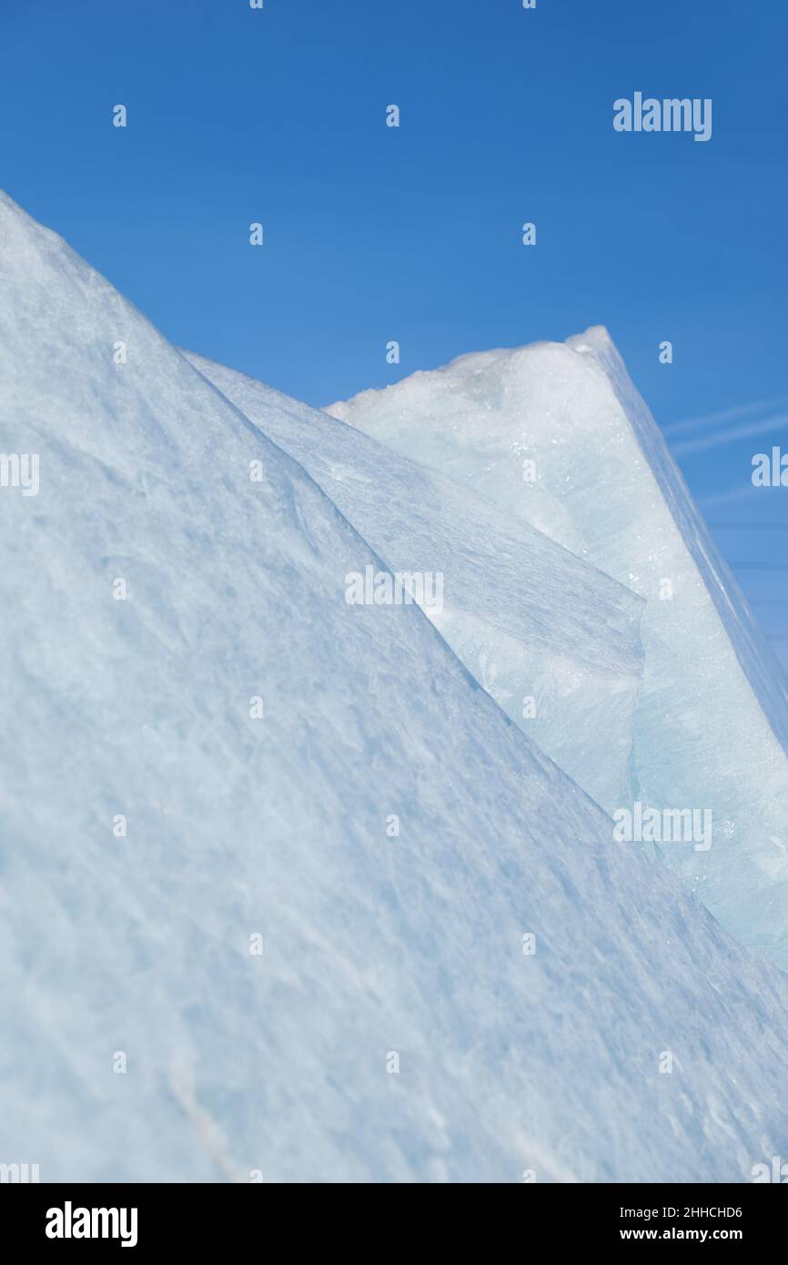 Pyramides de glace en hiver sous ciel bleu.Arrière-plan naturel en hiver. Banque D'Images