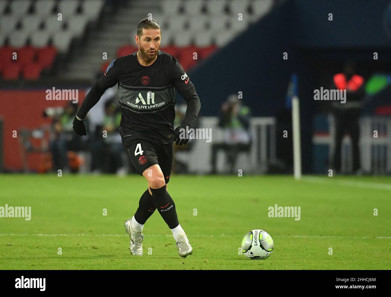 sergio-ramos-de-paris-saint-germain-lors-du-match-de-football-fran-ais
