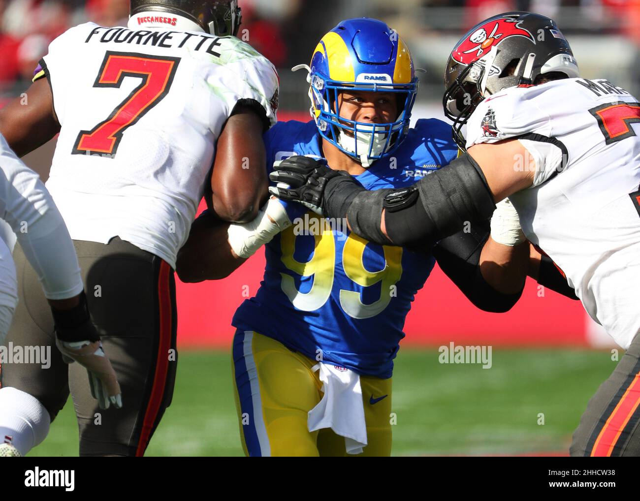 23 janvier 2022 ; Tampa, FL États-Unis ; Aaron Donald (99 ans), le défenseur des Rams de Los Angeles, lors d'un match de séries éliminatoires de la division NFL au Raymond James Stadium. Les Rams battent les Buccaneers 30-27. (Steve Jacobson/image du sport) Banque D'Images