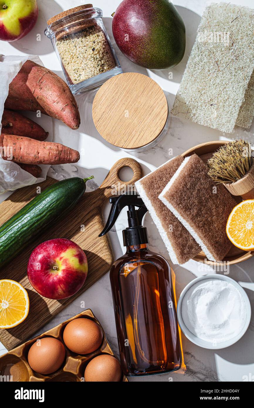 Cuisine concept zéro déchet.Vie domestique sans plastique.Commercialiser les légumes et les fruits dans des sacs de coton, des brosses écologiques et des éponges, des vaporisateurs et des sodas pour le lavage Banque D'Images