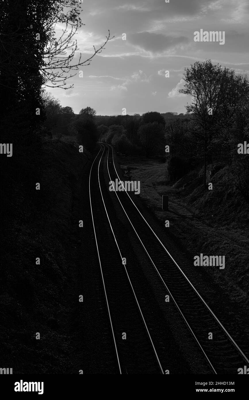 Vue de Savernake, Wiltshire, vers l'ouest, le long de la ligne de chemin de fer Berks et Hants, montrant les rails sur un virage. Banque D'Images