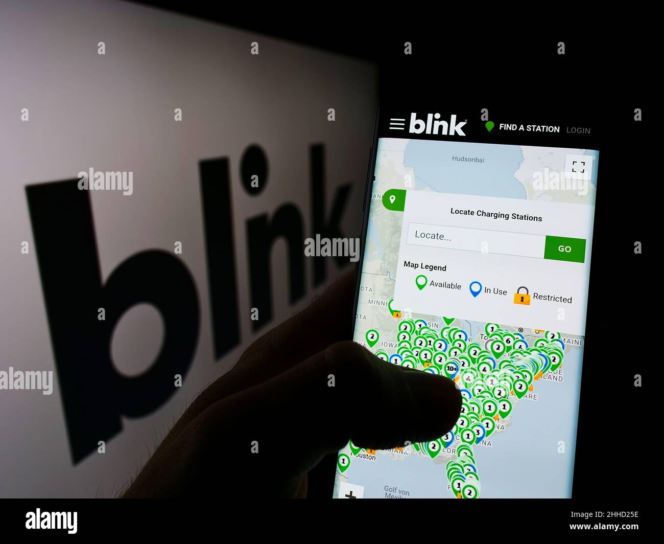 Personne tenant un téléphone portable avec le site Web de la société américaine Blink Charging Co. Sur l'écran devant le logo de l'entreprise.Concentrez-vous sur le centre de l'écran du téléphone. Banque D'Images Personne tenant un téléphone portable avec le site Web de la société américaine Blink Charging Co. Sur l'écran devant le logo de l'entreprise.Concentrez-vous sur le centre de l'écran du téléphone. Banque D'Images