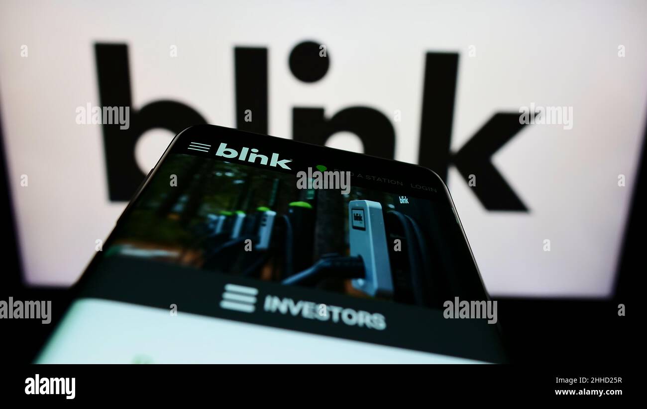 Smartphone avec la page Web de la société américaine Blink Charging Co. À l'écran devant le logo de l'entreprise.Faites la mise au point dans le coin supérieur gauche de l'écran du téléphone. Banque D'Images Smartphone avec la page Web de la société américaine Blink Charging Co. À l'écran devant le logo de l'entreprise.Faites la mise au point dans le coin supérieur gauche de l'écran du téléphone. Banque D'Images