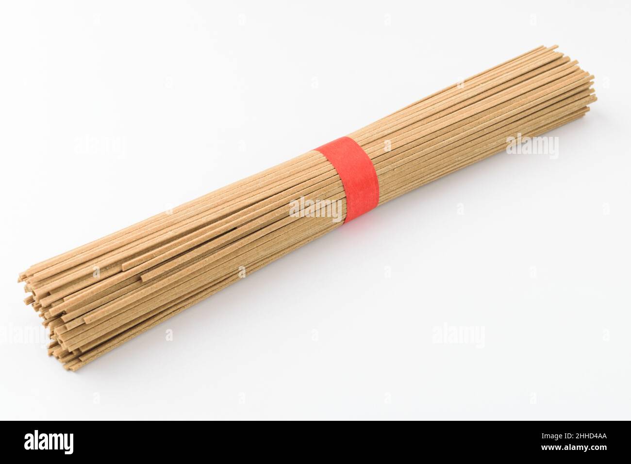 Nouilles de sarrasin sur fond blanc Banque D'Images