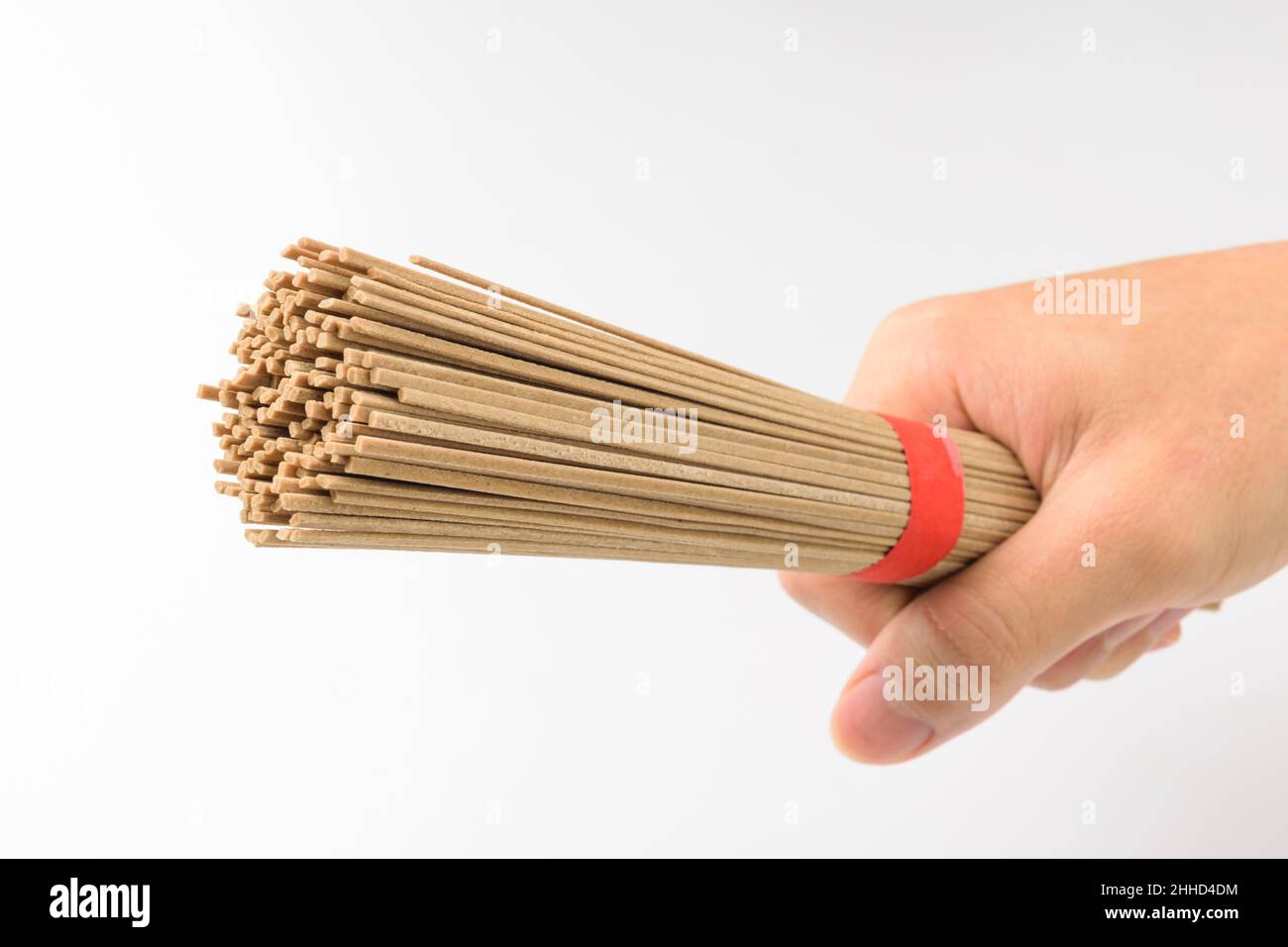 Nouilles de sarrasin sur fond blanc Banque D'Images