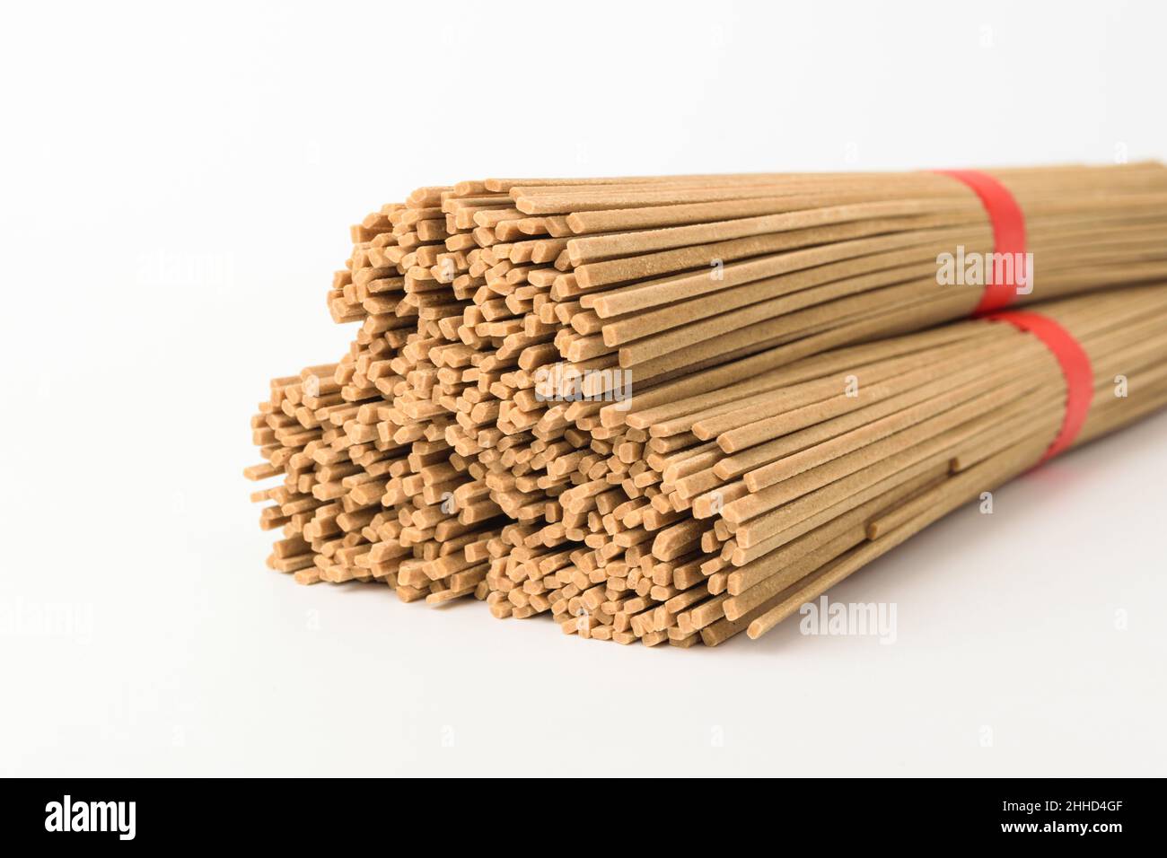 Nouilles de sarrasin sur fond blanc Banque D'Images