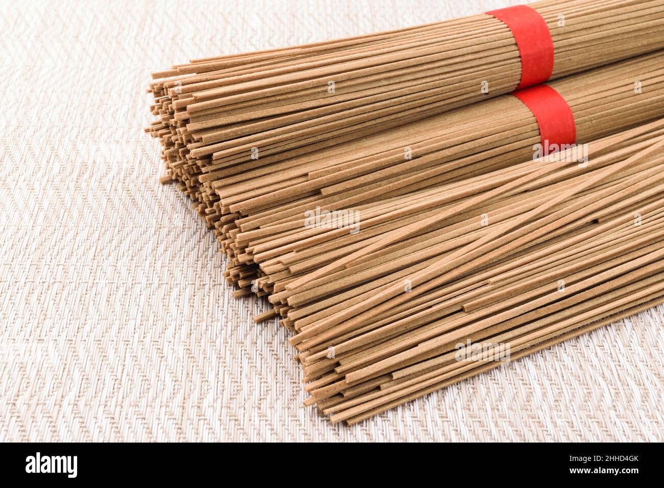 Nouilles longues et fines à base de sarrasin Banque D'Images