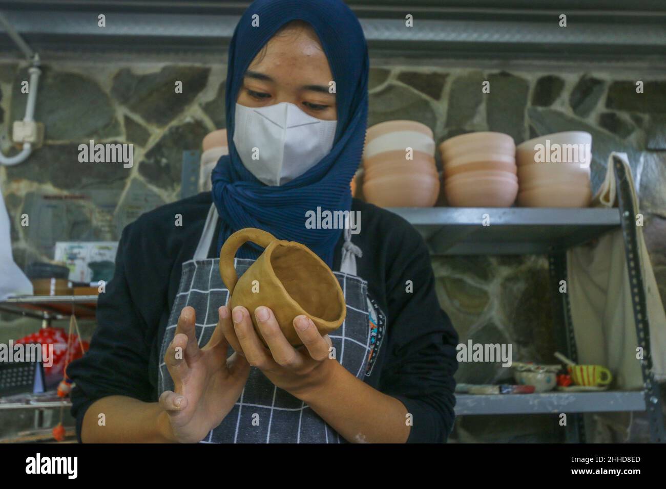 Une artiste féminine fait de la poterie à partir d'argile au Mini Pottery Studio, Kota Bogor, Indonésie, le 22 janvier 2022 Banque D'Images