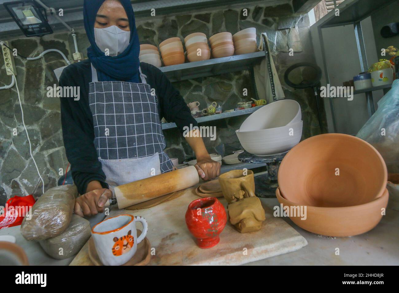 Une artiste féminine fait de la poterie à partir d'argile au Mini Pottery Studio, Kota Bogor, Indonésie, le 22 janvier 2022 Banque D'Images