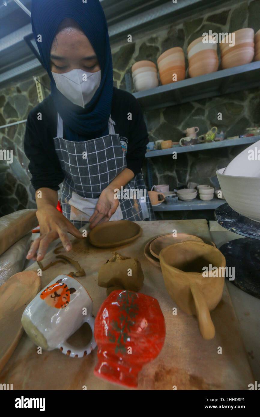 Une artiste féminine fait de la poterie à partir d'argile au Mini Pottery Studio, Kota Bogor, Indonésie, le 22 janvier 2022 Banque D'Images