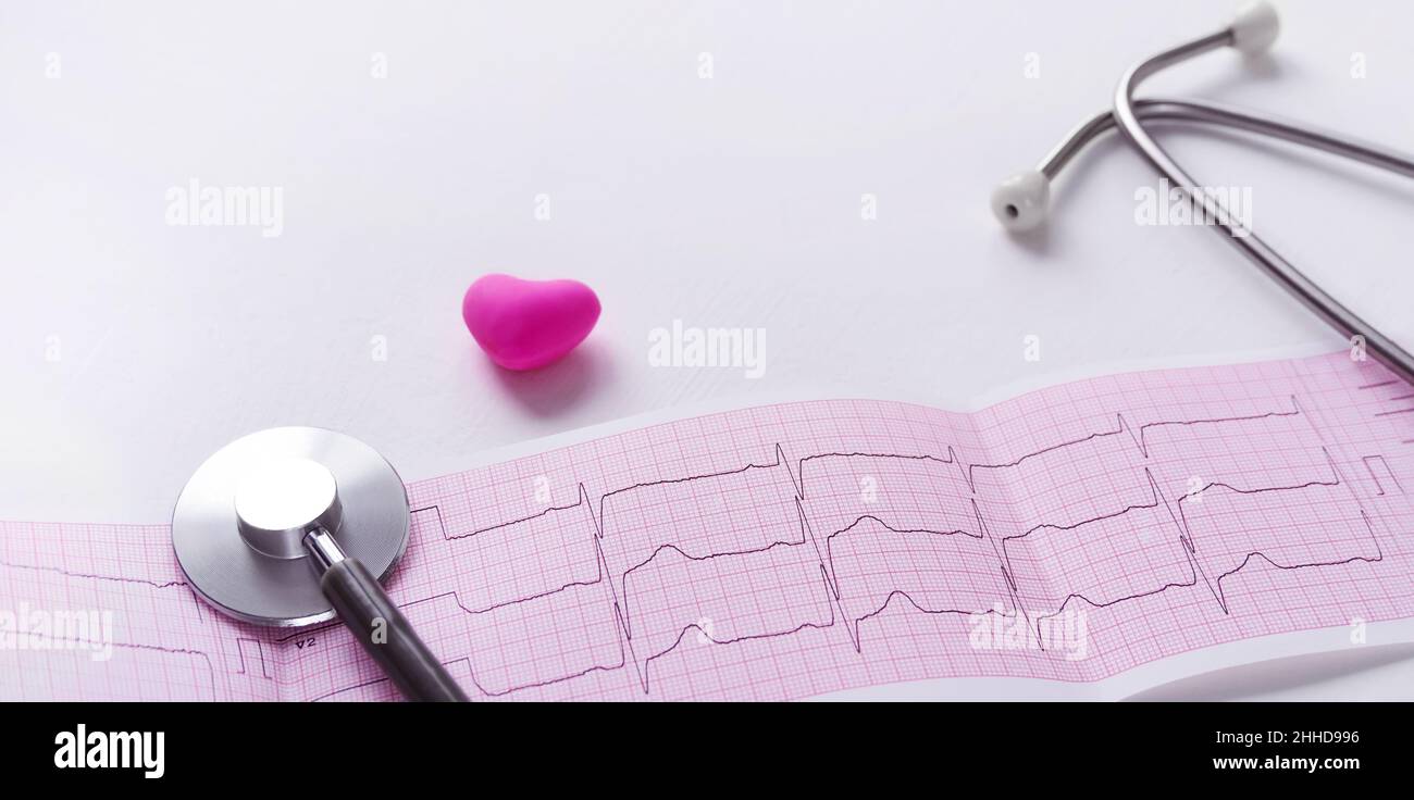 ECG diagramme papier phonendoscope examen médical bannière arrière-plan.Cardiogramme jeune adulte prévenir la maladie, valve mitrale prolapsus click-murmur synd Banque D'Images