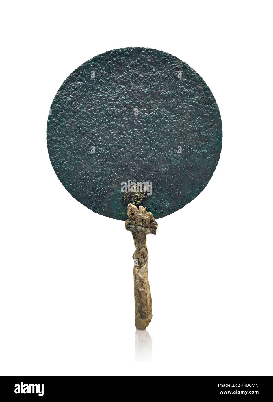 Poterie mycénienne - miroir en bronze avec manche en ivoire, 1500 - 1350 av. J.-C., cimetière Mycénéen d'Asine.Musée archéologique de Nauplie.Contre fond blanc Banque D'Images