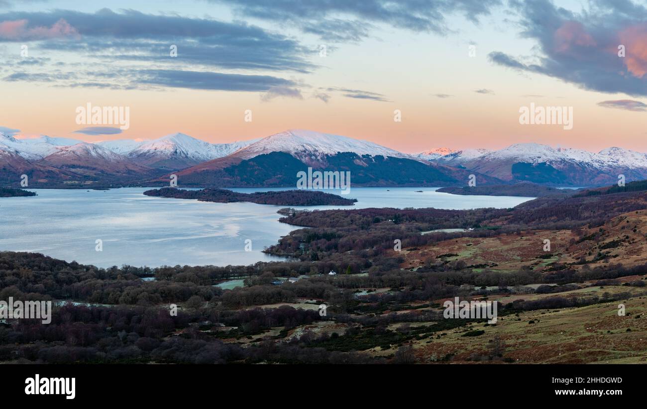 Vue au lever du soleil depuis Conic Hill du Loch Lomond l'île d'Inchlonaig et les collines de Luss, y compris Beinn Dubh en hiver - Écosse, Royaume-Uni Banque D'Images