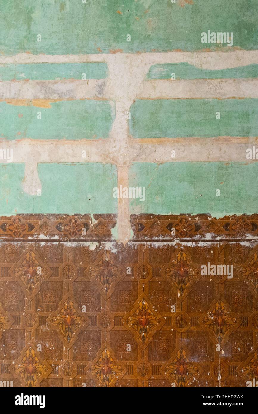 Maison décoration - décoration ancienne maison - papier peint enlevé pour révéler papier peint brun vintage et vieux murs peints remplis et poncés - Royaume-Uni Banque D'Images