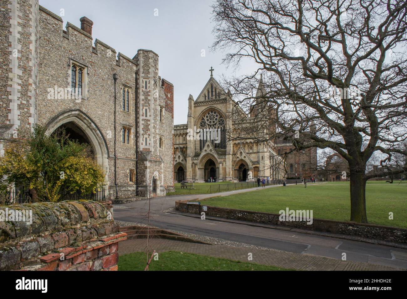 Cathédrale St Albans, St Albans, Hertfordshire, Royaume-Uni ; Abbey Gatehouse en premier plan Banque D'Images