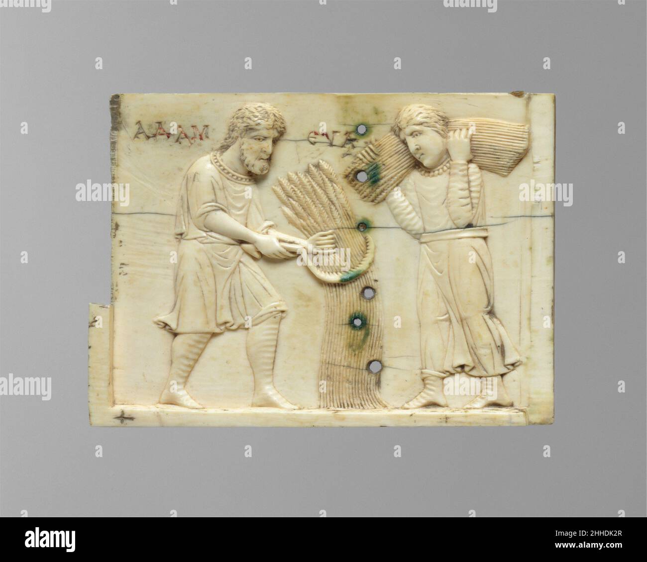 Panneau d'un cercueil d'Ivoire avec l'histoire d'Adam et Eve 10th ou 11th siècle byzantin ce panneau est un d'une série de scènes de la vie d'Adam et Eve qui a décoré à l'origine une petite boîte.Sur ce panneau Adam et Eve, identifiés avec des inscriptions grecques, récoltent le grain; sur l'autre panneau ils travaillent à une forge métallique (voir 17.190.139).Deux cercueils intacts qui montrent des scènes similaires d'Adam et le labeur d'Eve affichent également Ploutos, la personnification de la richesse - un rappel au propriétaire du Trésor stocké dans le cercueil que la prospérité est un don de Dieu et que Dieu favorise ceux qui se repentent de la Banque D'Images