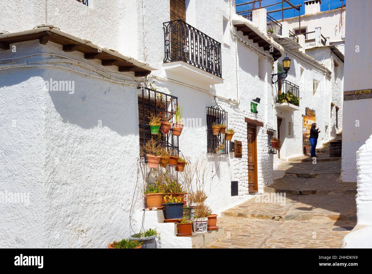 Vue sur une rue de Capileira, ses maisons pittoresques typiques.Capileira, Andalousie, Espagne Banque D'Images