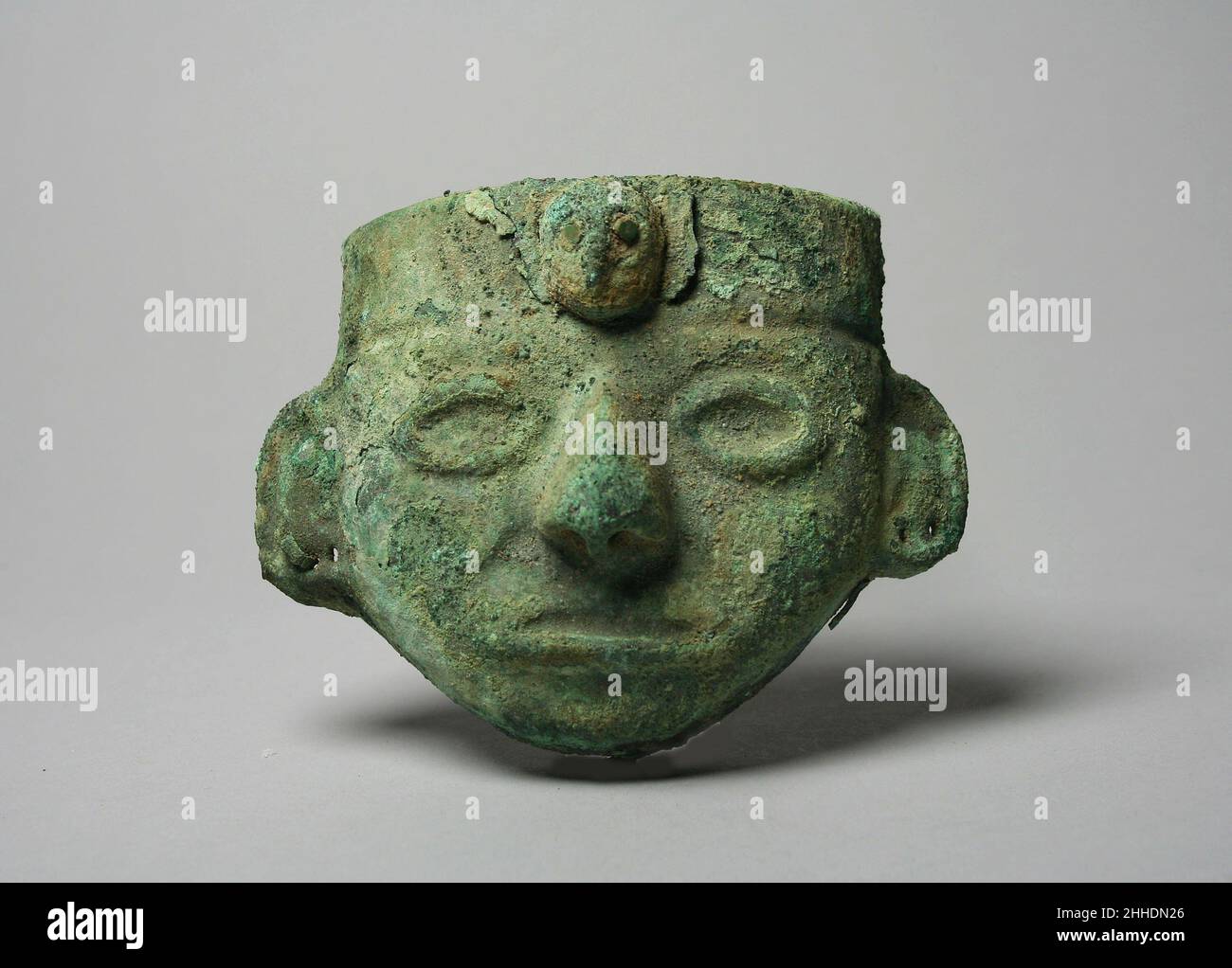 Masque de visage décoratif 6th–7th siècle Moche (Loma Negra).Décoration de masque de visage.Moche (Loma Negra).6th–7th siècle.Cuivre doré, turquoise.Pérou.Ornements en métal Banque D'Images