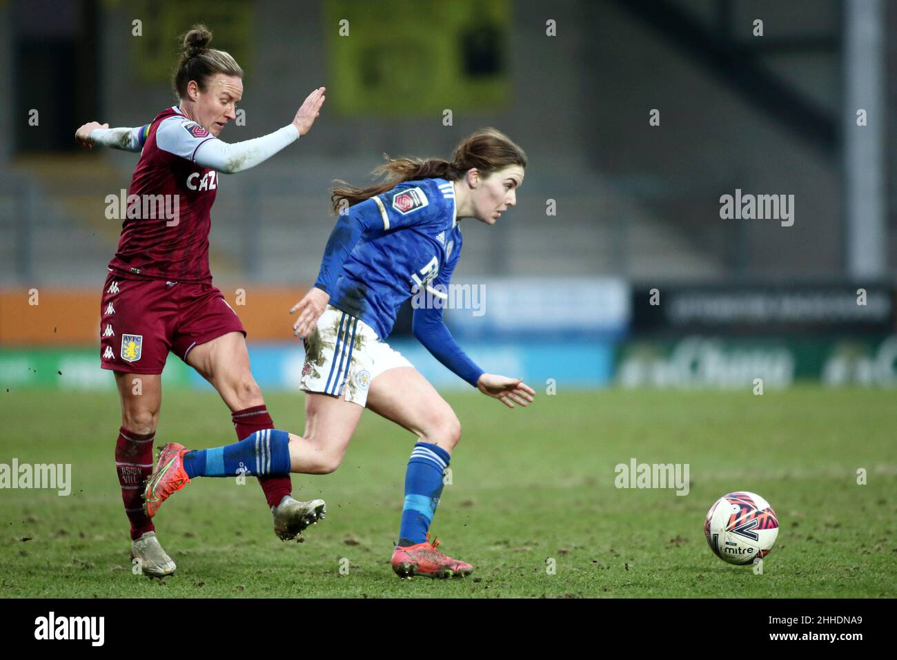 BURTON ON TRENT, ROYAUME-UNI.JAN 23rd Remi Allen (à gauche) d'Aston Villa tente de se déplacer Shannon O'Brien (à droite) de Leicester City pendant qu'elle avance avec le ballon pendant le match Barclays FA Women's Super League entre Leicester City et Aston Villa au stade Pirelli, Burton Upon Trent, le dimanche 23rd janvier 2022.(Crédit : Kieran Riley | INFORMATIONS MI) crédit : INFORMATIONS MI et sport /Actualités Alay Live Banque D'Images