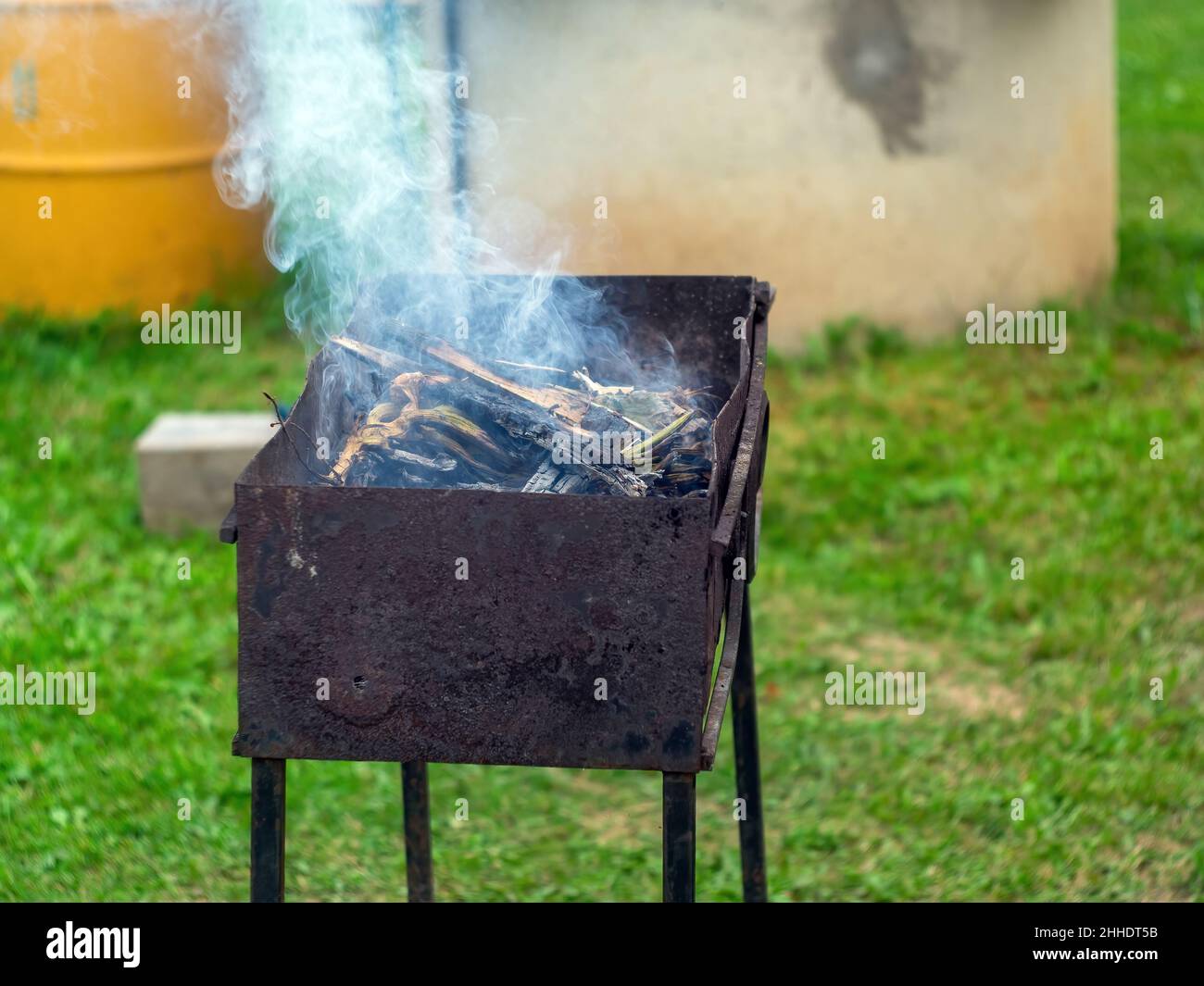 la fumée vient du barbecue dans le village, en automne Banque D'Images