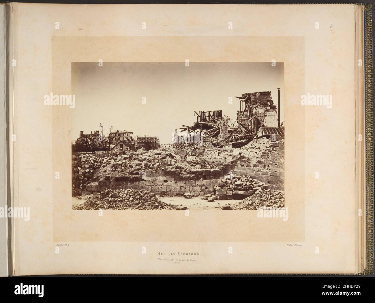 Neuilly bombarda.Vue générale de la rue de Chezy 1871 Alphonse J. Liébert Français l'introduction d'Alfred d'Aunay au deuxième volume du recueil de Liébert de photographies des ruines de Paris et de ses environs commence par la description suivante de Neuilly,La banlieue de Paris qui, pendant trois semaines, se trouvait entre les communiards et les nationalistes et a absorbé le feu de chacun: Si le touriste veut avoir l'idée d'une catastrophe complète, d'un village dans lequel aucune maison n'a été épargnée,Dans lequel aucune section de mur n'a couvert le terrible baptême du bombardement et de la vigne, c'est à Neuilly t Banque D'Images