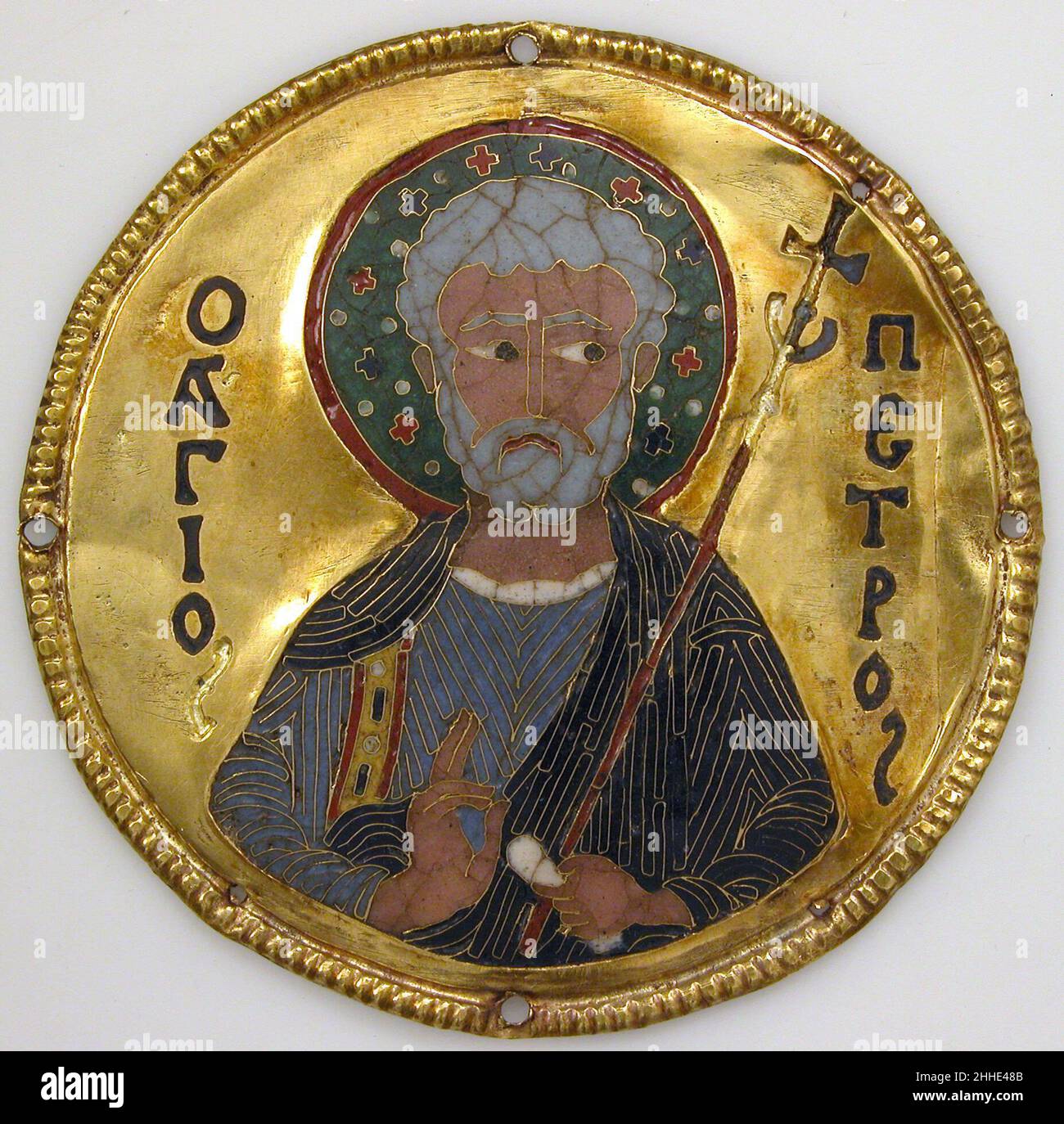 Médaillon avec Saint Pierre d'un cadre emblématique ca.1100 byzantin ces neuf médaillons sont d'un groupe de douze qui entouraient autrefois une icône de l'archange Gabriel.Les médaillons ont peut-être été envoyés comme cadeau de la cour byzantine à l'État chrétien voisin de Géorgie.Les trois médaillons à travers le haut forment une déèse, avec Christ entre la Vierge et Saint Jean le Forerunner (le Baptiste).Ci-dessous se trouve la hiérarchie de l'Église : les apôtres (saints Pierre et Paul), les évangélistes (saints Matthieu et Luc), les théologiens (Saint Jean le théologien), et, de l'autre côté de la base, le saint militaire Banque D'Images