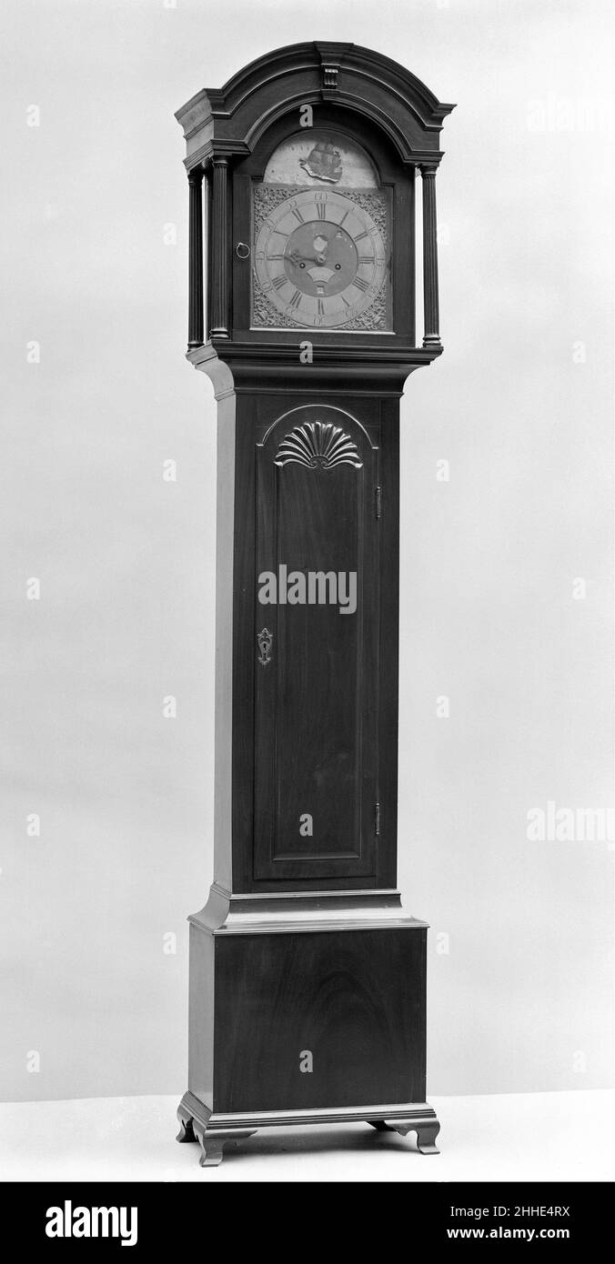 Grande horloge 1750–60 Gawen Brown le cadran de cette horloge peut représenter le premier travail de Gawen Brown, puisque les spandels présentent l'urne et l'aigle commun sur les cadrans anglais du début du XVIIIe siècle.Ce cadran était à l'origine carré; la voûte supérieure a été ajoutée, probablement par Brown lui-même.Les œuvres de Brown sont habituellement trouvées dans les cas de Boston, mais celle-ci provient de Newport, Rhode Island.C'est une version plus simple d'une autre grande horloge de Newport dans la collection du Musée (27.57.2) avec un cas fait par John Townsend.Grande horloge 8147 Banque D'Images