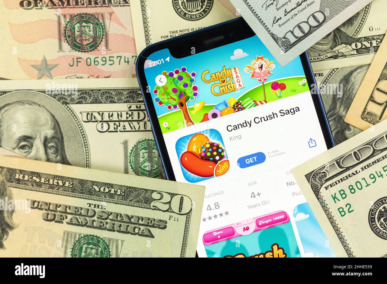 Kharkov, Ukraine - 19 janvier 2022: Candy Crush Saga application de jeu mobile et argent photo de fond Banque D'Images