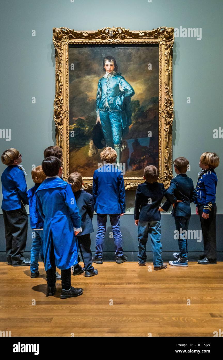 Londres, Royaume-Uni.24th janvier 2022.Le Blue Boy de Thomas Gainsborough apparaît à la Galerie nationale 100 ans, à ce jour, depuis qu'il a été vu pour la dernière fois dans le pays.Photo avec des enfants du personnel de la National Gallery et de l'ambassade des États-Unis à Londres.L'œuvre appartient à la bibliothèque Huntington, au musée d'art et aux jardins botaniques de Saint-Marin, en Californie.L'exposition gratuite dans la salle 46 présentera le Blue Boy accompagné d'un groupe de cinq tableaux qui témoignent de l'intérêt constant de Gainsborough pour les tableaux de Van Dyck.Crédit : Guy Bell/Alay Live News Banque D'Images