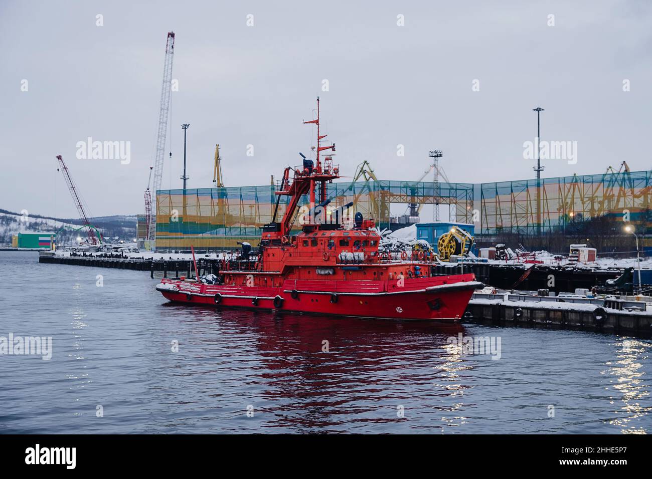 patrouilleur rouge sur l'eau dans le port maritime Banque D'Images