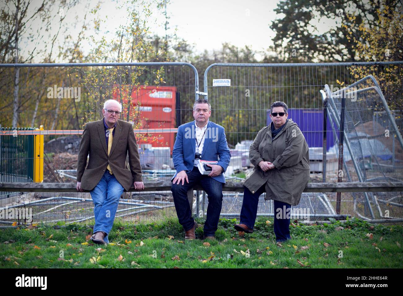 De L-R , Andrew Pickering, Sean Gibbons et Bev Chapman , les conseillers de quartier de Mexborough se trouvent devant les travaux de construction inachevés sur les Shimmer Housi Banque D'Images